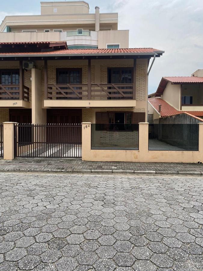 Casa Em Bombinhas Almeida E Moraes Perto Da Praia Exterior foto